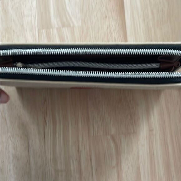 Warner Bros. Cream and Red Hogwarts Wallet - Picture 7 of 8